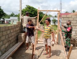 Kerja Nyata, Babinsa-01/Tiakur Bantu Bangun Rumah Warga Bianan
