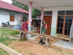 Giat Karya Bakti, Babinsa Bantu Warga Bangun Rumah