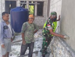 Peran Dalam Kegiatan apapun, Babinsa Bantu Plester Dinding Rumah Warga di Wilayah Binaan