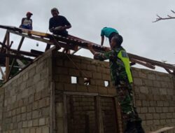 Babinsa Giat Karya Bakti, Bantu Warga Binaan Pasang Atap Rumah