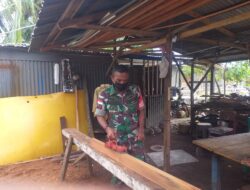 Kebersamaan Babinsa Koramil 1511-02/Masela,Melaksanakan Karya Bakti Bantu Warga Bangun Rumah