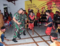 Badendang Bersama, Pangdam Menari dan Menyanyi Dengan Anak- Anak Sanggar di Amahusu