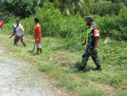 Babinsa Bersama Masyarakat Gotong-Royong, Karya Bakti Bersihkan Jalan