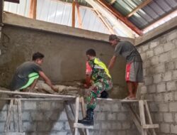Babinsa Koramil 1511-05/Wonreli, Bersinergi Bantu Plester Diding Rumah Warga