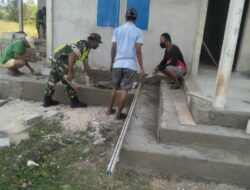 Ikut Campur Tangan, Babinsa Desa Wakarleli Bantu Plester Teras Rumah Warga