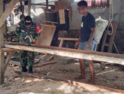 Babinsa Koramil 1511-05/Wonreli, Karya Bakti Bantu Pemilik Mebel