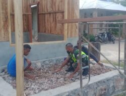 Babinsa Koramil 1511-01/Tiakur, Bantu Timbun Pondasi Rumah Warga
