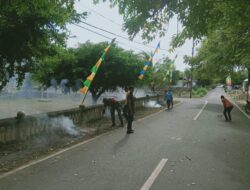 Rawat Fasilitas Umum, Babinsa Bersama Warga Bersihkan Jalan