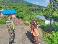 Jadikan Pelajar Yang Disiplin, Babinsa Beri Materi PBB Kepada Siswa SD Kristen Hila