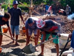 Bangun Keakraban, Babinsa Bantu Pembuatan Pondasi Bagunan BUMDES
