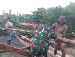 Tingkatkan Kebersamaan, Babinsa Bantu Pasang Kap Rumah Warga