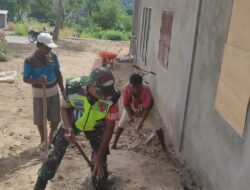 Babinsa Karya Bakti, Bantu Ratahkan Timbunan Tanah Di Samping Rumah Warga