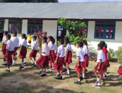 Babinsa Koramil -05/Wonreli, Latih PBB Kepada Siswa SD