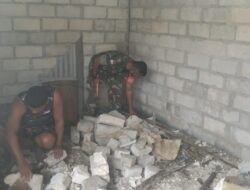 Babinsa Desa ilbutung, bantu warga bersihkan ruangan rumah