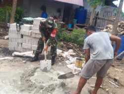 Jalin Keakraban, Babinsa Bantu Warga Pasang Batako