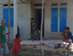 Perkuat Hubungan TNI Bersama Rakyat, Babinsa Bantu Pemasangan Plafon Rumah Warga