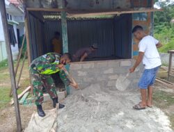 Babinsa Bantu Warga Dalam Pembuatan Kios Tempat Berjualan