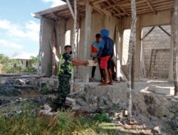 Ringankan Beban Warga, Babinsa Karbak Bantu Pembagunan Rumah