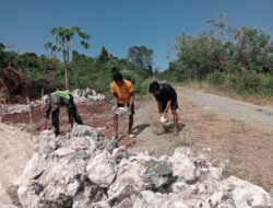 Wujud Kepedulian, Babinsa Koramil-01/Tiakur Bantu Warga Binaan Angkat Batu