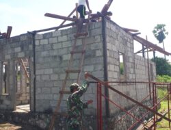 Wujud Kemanunggalan TNI, Babinsa Bantu Warga Binaan Pasang Atap Rumah