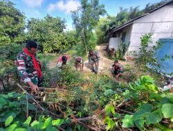Melalui Karbak, Satgas Pamputer Bantu Petani Pembersihan Kebun Sayur