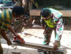 Babinsa Desa Kaiwatu, Bantu Warga Sekap Kayu Untuk Kusen Jendela Rumah