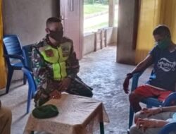 Kunjungi Rumah Warga, Babinsa 01/Tiakur Giat Komsos