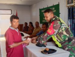 Babinsa Dan Bhabinkamtibmas,  Dampingi Warga Pembagian Dana BLT