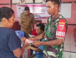 Babinsa Serka Manuata, Dampingi Pemdes Oirata Timur Salurkan BLT Dana Desa Tahap II