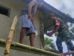 Wujud Kepedulian, Babinsa Serka Wm Manuata Bantu Plester Dinding Rumah Warga