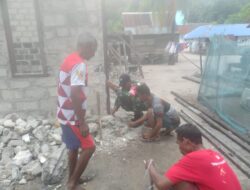 WUJUDKAN KEMANUNGGALAN TNI, BABINSA BANTU PASANG BOPLANG PONDASI TERAS RUMAH WARGA