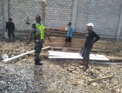 Manungal Bersama Rakyat, Babinsa Bantu Bangun Rumah Warga Binaan