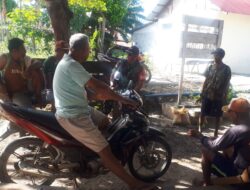 Babinsa Koramil-01/Tiakur, Melaksanakan Komsos di Rumah Warga Desa Binaan