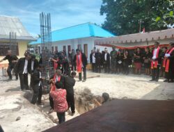 Babinsa Desa Watuwei, Hadiri Peletakan Batu Pertama Dan Tiang pemula Gedung Gereja Imanuel