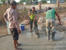 Bantu Kesulitan Warga Binaan, Babinsa turut Lakukan Pengecoran Tiang Rumah
