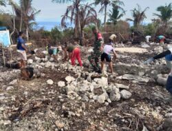 Bangun Keakraban, Babinsa Bantu Pembuatan Pondasi Rumah Warga
