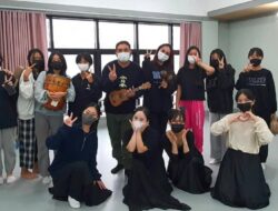 Musisi Ambon, Rio Efruan, Ajar Anak – Anak Korsel Main Tifa dan Ukulele