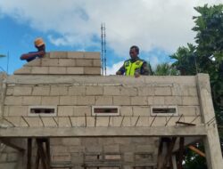 Jalin Kebersamaan Dan Keakraban, Babinsa Bantu Warga Pasang Batako.