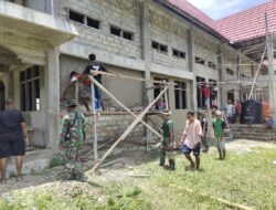Anggota Satgas TMMD, Karbak Bantu Warga Jemaat Plester Dinding Gedung Gereja 
