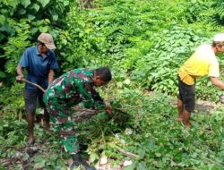 Babinsa Desa Kaiwatu, membantu warga membuka lahan kosong untuk perkebunan