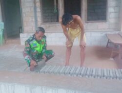 Babinsa-01/Tiakur, Giat Karya Bakti, Bantu Warga Cetak Batako