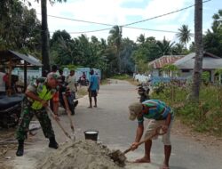 Tingkatkan Manunggal Dengan Rakyat, Babinsa-05/Wonreli Bantu warga Cetak Batako