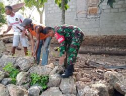 Babinsa Karya Bakti, Bantu Warga Perbaiki Lutur Batas