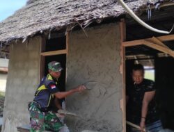 TNI Bersama Warga, Gotong Royong Melanjutkan Plester RTLH Bapak Yakop Rupikora