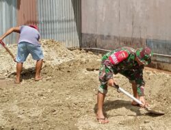 Tumbuhkan Semangat Gotong Royong, Babinsa Koramil -01/Tiakur, Bantu Warga Timbun Jalan Berlubang