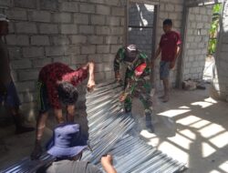 Giat Karbak, Babinsa Bantu Warga Binaan Pasang Atap Seng Rumah