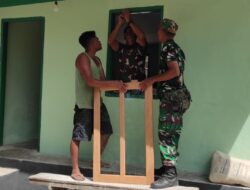 Sukseskan Program Kasad, Babinsa Bersama Warga Pasang Jendela Dan Pintu RTLH