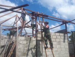 Giat Karbak, Babinsa Bantu Pasang Rangka Atap Rumah Warga Binaan