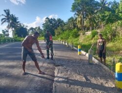 Terlihat Kompak, Babinsa dan Warga Gotong Royong Cor Jalan