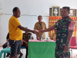 Beri Rasa Aman, Babinsa Desa Lebelau Dampingi Pemdes Bagi BLT DD